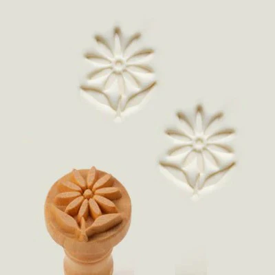 MKM MEDIUM STAMP - DAISY WITH LEAVES (SCM-270)